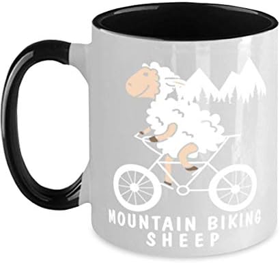 caneca de café em preto e branco de dois tons de cut-sheep-biking-in-town