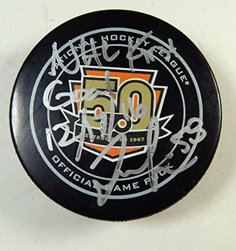 Taylor Leier 58 assinou o Filadélfia Flyers 50th Anniversary Hockey Puck Auto - Autografado NHL Pucks