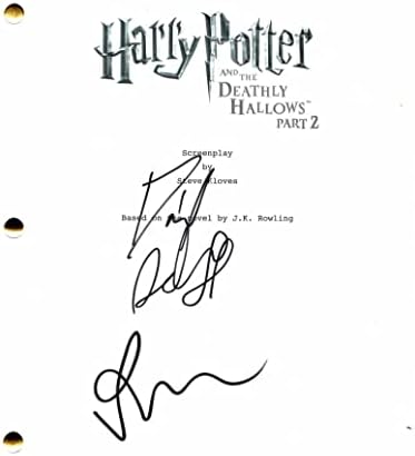 Daniel Radcliffe e Rupert Grint assinaram o autógrafo Harry Potter e as Relíquias da Morte Parte 2 Full Movie Script - Costarring: Emma Watson, Tom Felton, Maggie Smith, Richard Harris, Helena Bonham Carter, Gary Oldman, Ralph Fiennes - escrito por Jk Rowling - e o Gary Oldman, Ralph Fiennes - esc