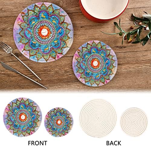 Resumo Mandala Ornamento com corvos e veados nos coloridos portadores de panela de fundo Trivets Defina 2 PCs, Potholders