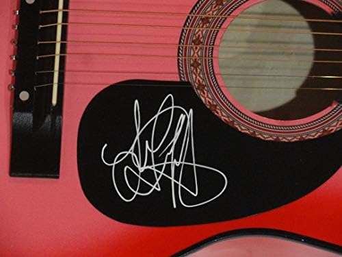 Tiffany Darwish assinou a prova de guitarra acústica do Sunburst, em tamanho solar raro