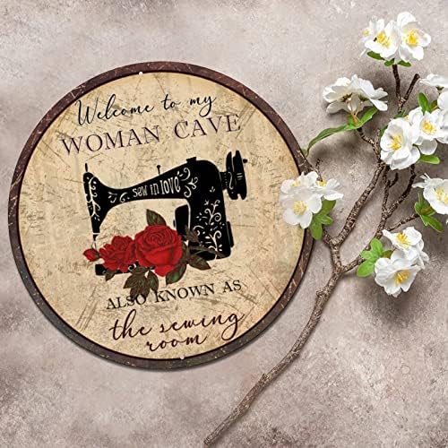 Placa de lata de metal redonda Placa Floral Bem -vindo à minha caverna de mulher, também conhecida como Sala de costura Vintage Wreath Sign Metal Art Print