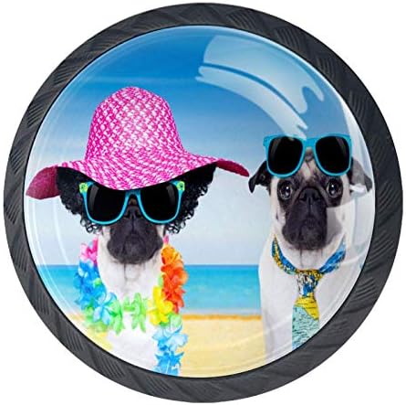 Alguns cães pug na praia de verão com óculos escuros e chapéu engraçado 4 PCs Cristal Glass Cabinet Cleasler Knobs Draveta