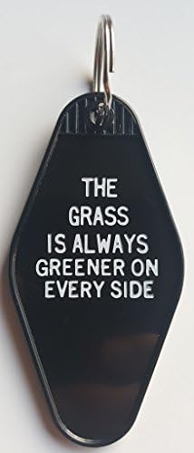 Cuesta Verde Realty Poltergeist Inspired Key Tag A grama é sempre mais verde em todos os lados Black/White