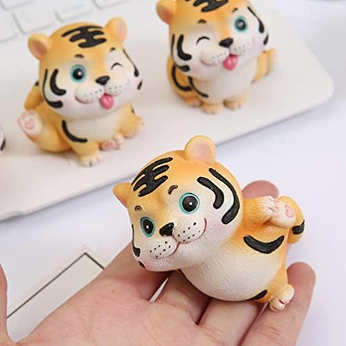 Boneca de carro para carro de tigger: 4pcs Mini Tiger Dashboard Doll Doll 2022 Tiger Ano Zodíaco Animais Estátua Micro Garden Animal Escultura de Natal Festival de Primavera de Primavera