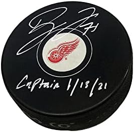 Dylan Larkin assinou o Detroit Red Wings Puck - Capitão 1-13-21 - Pucks NHL autografados