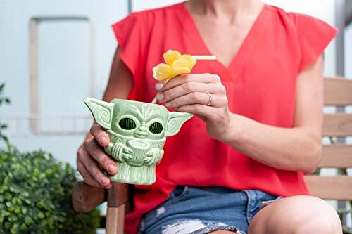 Geeki Tikis Guerra nas Estrelas: O Mandaloriano A Criança Baby Yoda caneca | Copo de cerâmica de estilo colecionável de Guerra nas Estrelas. Detém 16 onças