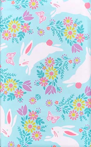 Adorável coelhinhos de páscoa de cauda rosa branca pulando em prado de flor da primavera contra a flanela de páscoa azul-céu Páscoa de flanela peva traseira topo de mesa