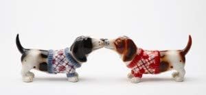 Pacific Giftware beijando Basset Hounds in Sweater nada além de um cão de cão de cã