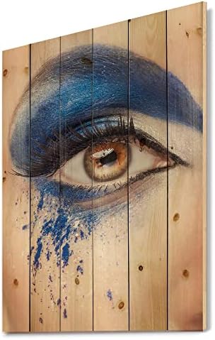 Designq Close Up Of A Eye With Blue Fantasy Make Up Modern & Contemporary Wood Wall Decor, Arte da parede de madeira azul, Pessoas grandes painéis de parede de madeira impressos em arte natural de madeira de pinheiro