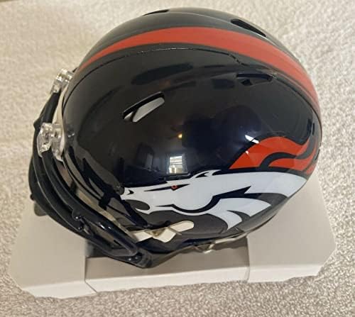 Jerry Jeudy assinou autografou o capacete de futebol da NFL Denver Broncos com a autenticação de Beckett