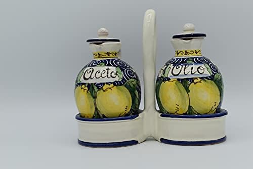 O óleo toscano e as garrafas de cerâmica de vinagre definidas feitas à mão, pintadas à mão com design de frutas feito na Itália