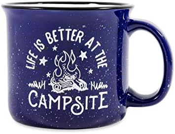A Camco Life é melhor na caneca de cerâmica do acampamento | Seguro de microondas e lavadora de louça | Fundo azul escuro manchado com estrelas retrô vermelhas e vida bronzeada é melhor no design do acampamento | 14 onças.