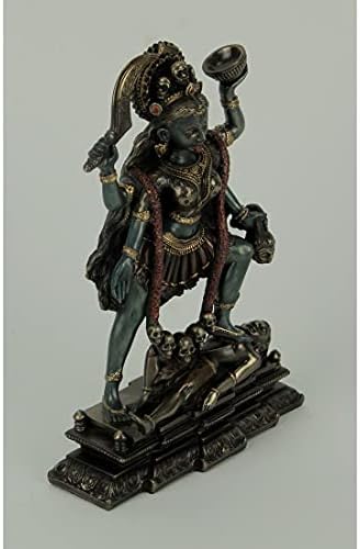 Verenese Kali em pé na escultura da estátua do peito de Shiva - deusa hindu do tempo e estatueta da morte