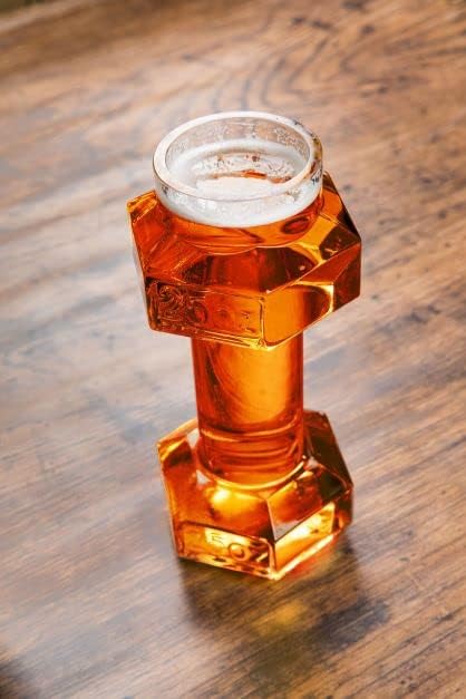 Os copos de cerveja halteres, conjuntos de 2 canecas, enviados em embalagens robustas com 25oz moldados no lado, cada vidro contém 25 onças de cerveja; Um presente engraçado para homens e mulheres
