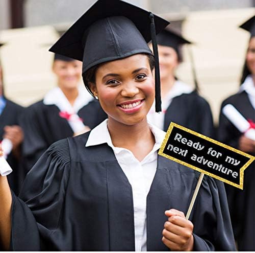 2023 Decorações de graduação Festa de festa Photo Booth adereços, Black Gold Graduation Pose Sinais para festa de formatura, versão atualizada com longos paus de papel e longas fitas de lado duplo 35pcs