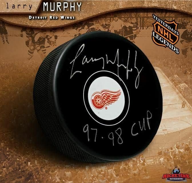 Larry Murphy assinou Detroit Red Wings Puck inscrito 97-98 Cup - Pucks Autografado da NHL