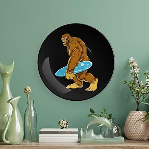 Bigfoot carregando placas decorativas de placa de surf