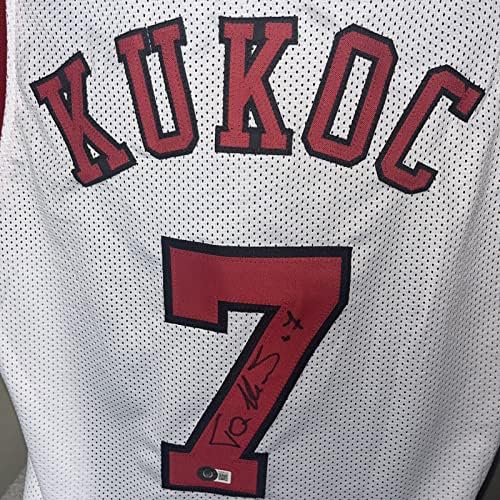 Toni Kukoc assinou a camisa de Bulls de Chicago com autenticação JSA