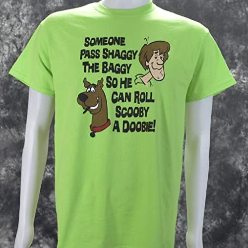 Alguém passa por Shaggy o folgado para que ele possa rolar Scooby a doobie na camiseta verde