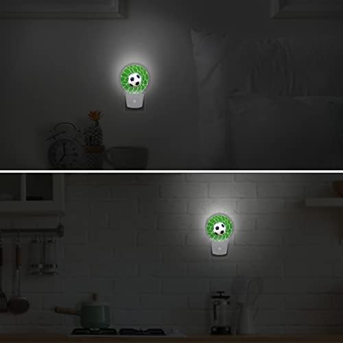 Luzes noturnas 2 pacote, esportes de futebol de futebol plug em parede nightlights, lâmpada de sensor de luz da noite escura para o